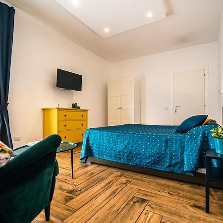 Hub Ferroviario - 12 Posti Letto Per Il Tuo Gruppo A Napoli Con Wifi E Netflix Bed & Breakfast Exterior photo