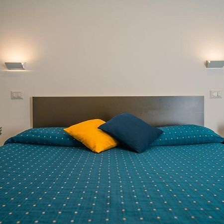 Hub Ferroviario - 12 Posti Letto Per Il Tuo Gruppo A Napoli Con Wifi E Netflix Bed & Breakfast Exterior photo