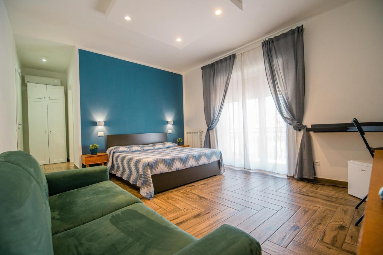 Hub Ferroviario - 12 Posti Letto Per Il Tuo Gruppo A Napoli Con Wifi E Netflix Bed & Breakfast Exterior photo