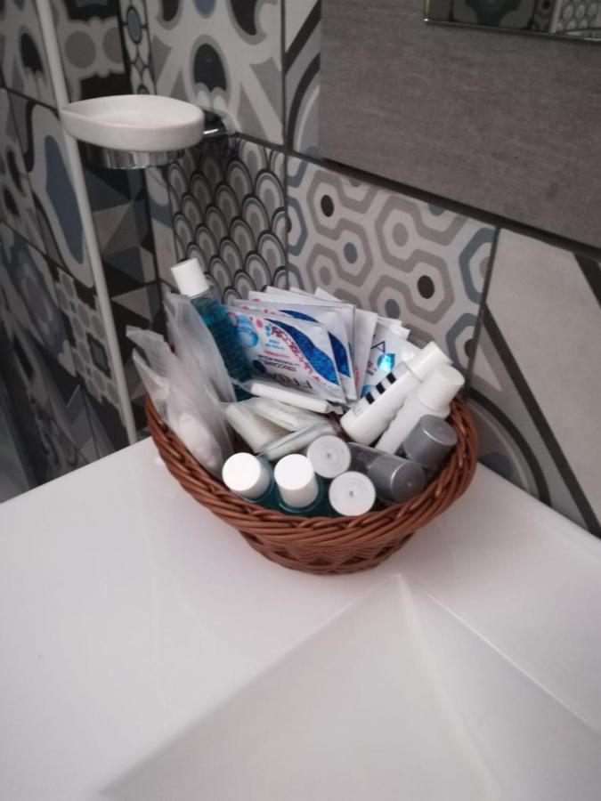 Hub Ferroviario - 12 Posti Letto Per Il Tuo Gruppo A Napoli Con Wifi E Netflix Bed & Breakfast Exterior photo