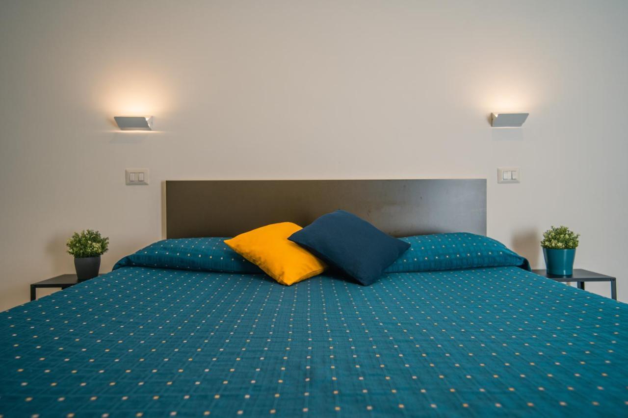 Hub Ferroviario - 12 Posti Letto Per Il Tuo Gruppo A Napoli Con Wifi E Netflix Bed & Breakfast Exterior photo