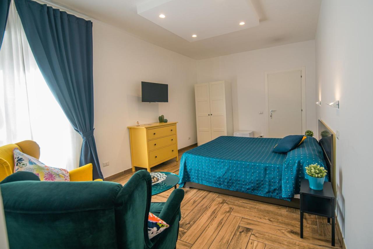 Hub Ferroviario - 12 Posti Letto Per Il Tuo Gruppo A Napoli Con Wifi E Netflix Bed & Breakfast Exterior photo