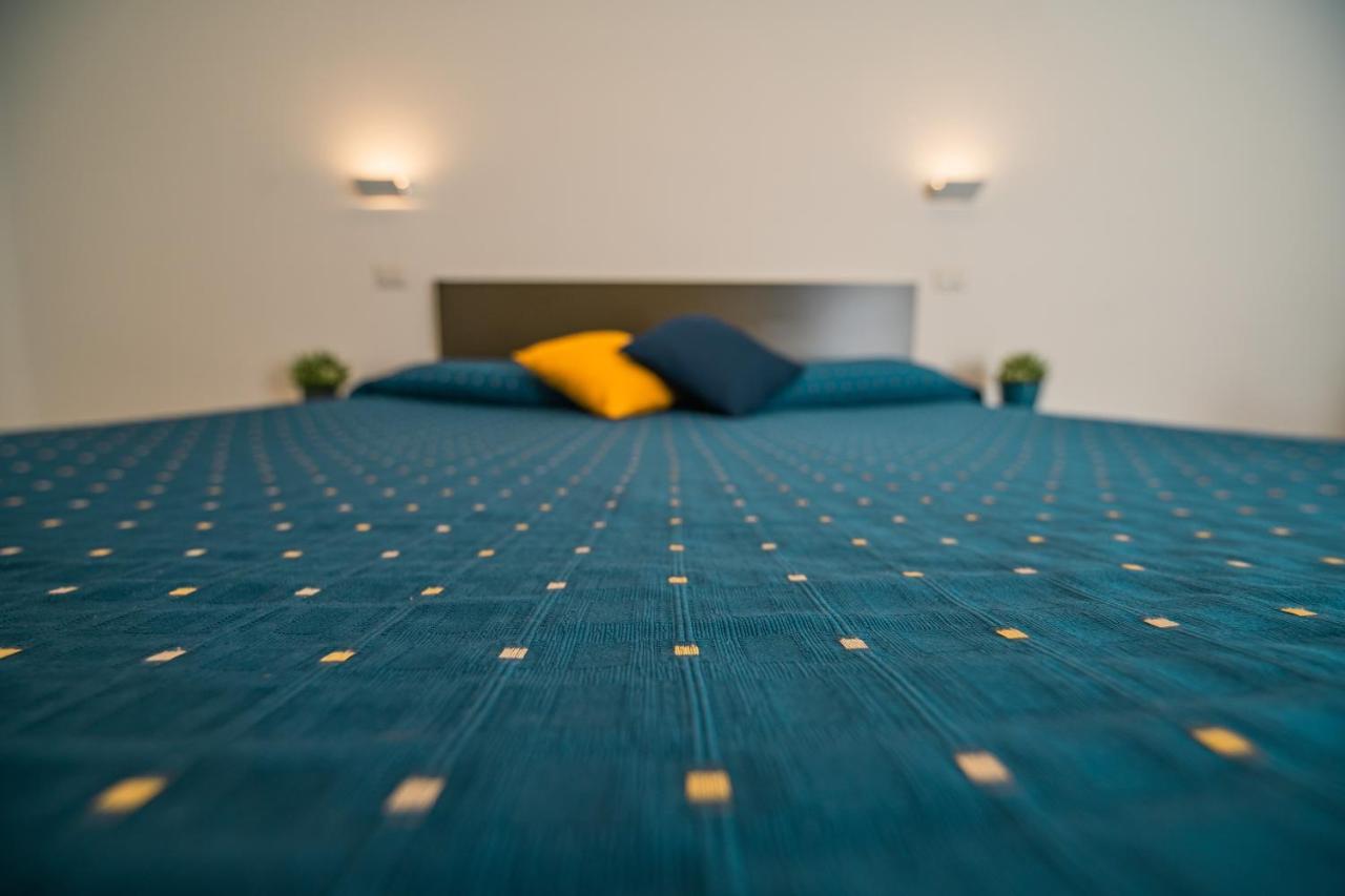 Hub Ferroviario - 12 Posti Letto Per Il Tuo Gruppo A Napoli Con Wifi E Netflix Bed & Breakfast Exterior photo