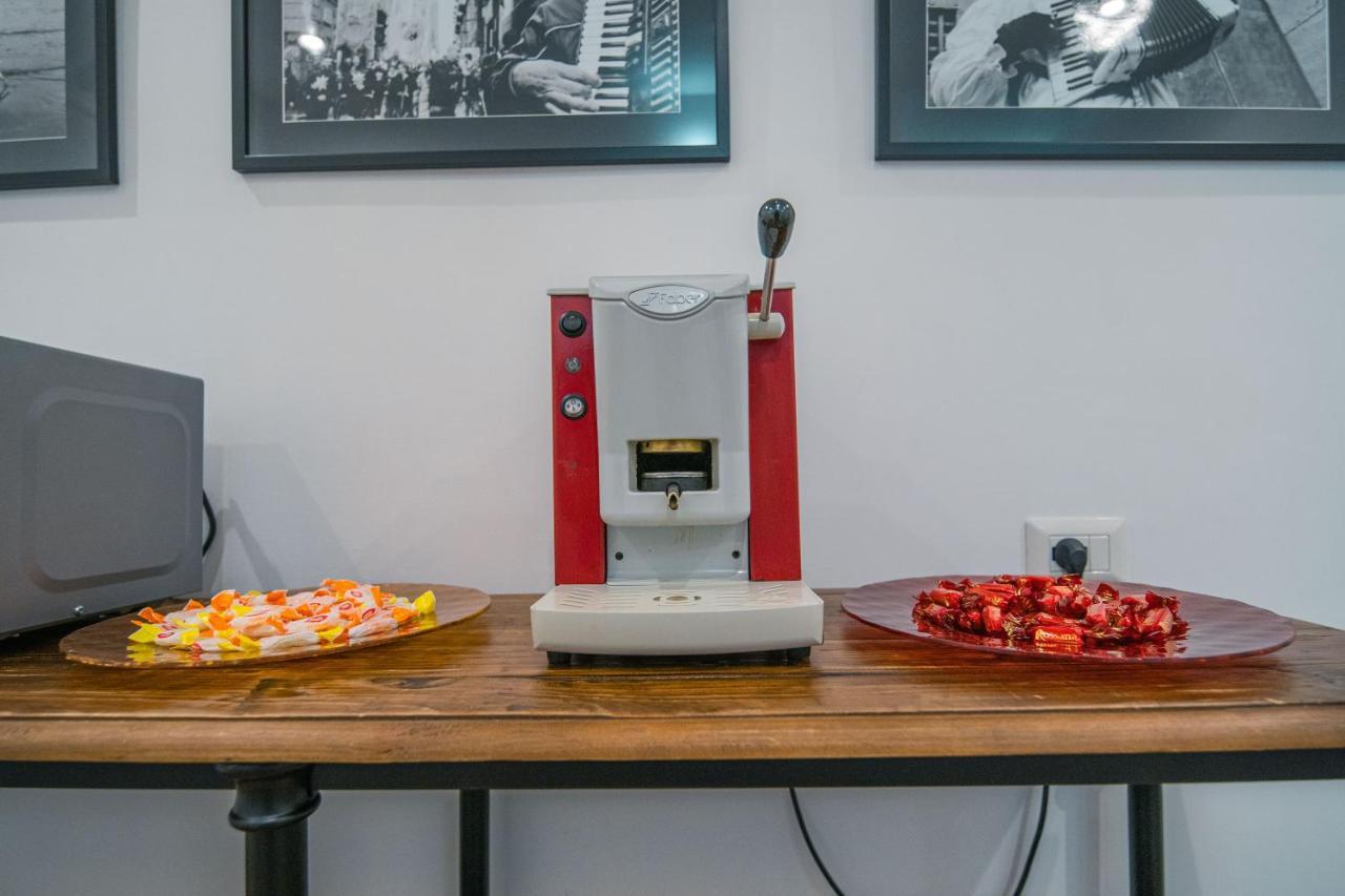 Hub Ferroviario - 12 Posti Letto Per Il Tuo Gruppo A Napoli Con Wifi E Netflix Bed & Breakfast Exterior photo